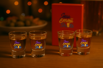 Quatre verres à shot alignés sur une table en bois, remplis d’un liquide doré, avec le logo coloré 'Jeu Emoji Shots' sur chaque verre, dans une ambiance de soirée conviviale entre amis avec lumière chaude et fond flou festif + le jeu emojie shots