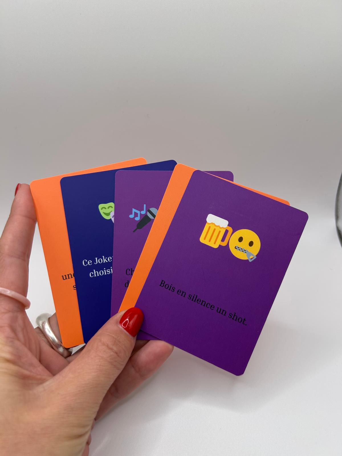 Jeu Emoji Shots – main tenant des cartes de défis colorées, jeu d’ambiance à boire pour soirées entre amis